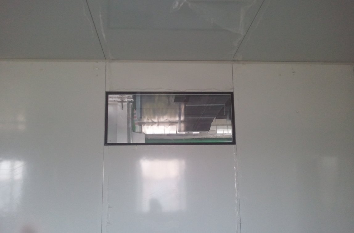 手工彩鋼板配套鋼制門(mén)窗施工案例